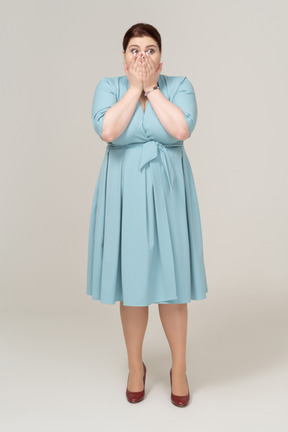 Vista frontale di una donna scioccata in abito blu