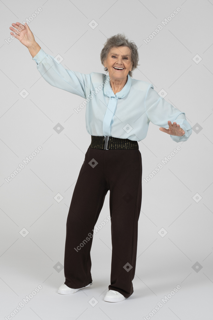 Anciana saludando
