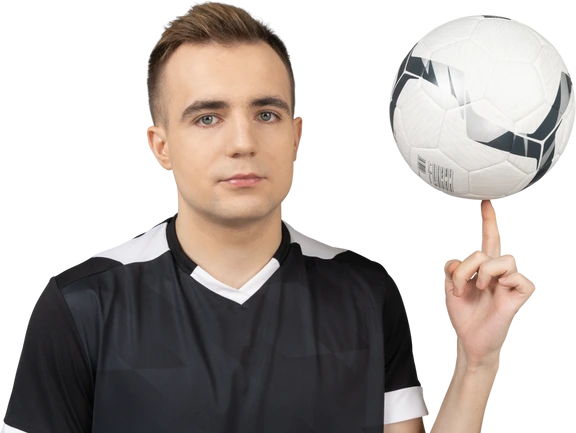 カメラを見て 彼の指にボールを保持している男性のサッカー選手の正面図 のフォト