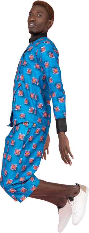 Homem negro de pijama azul pulando