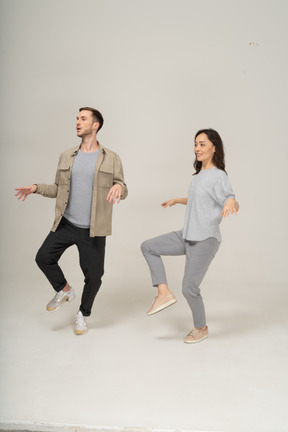 Dois dançarinos levantando as pernas