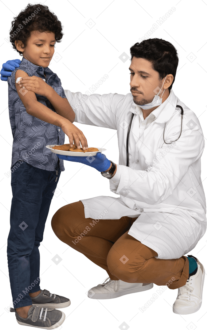 Niño y médico comiendo galletas después de la vacunación