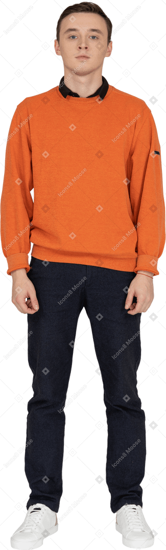 Junger mann im orangefarbenen sweatshirt stehend