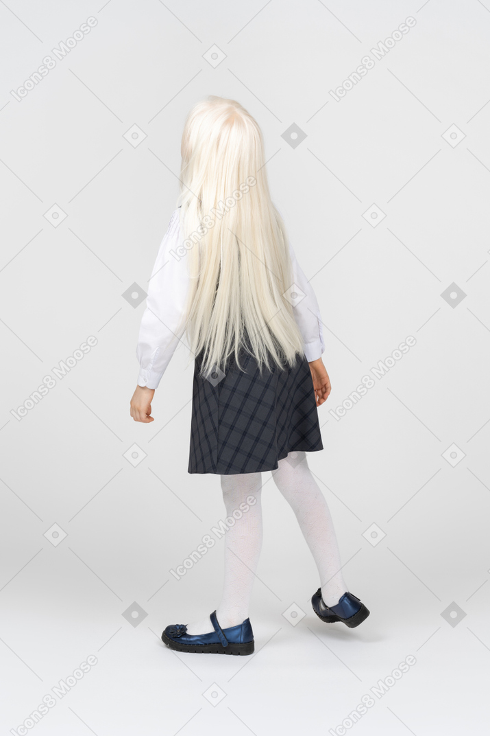 Vista traseira de uma estudante de cabelos compridos