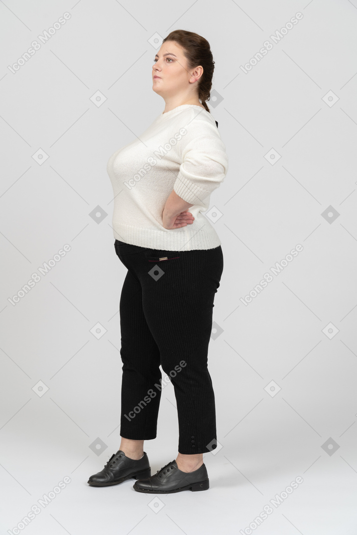 Mujer regordeta en ropa casual de pie