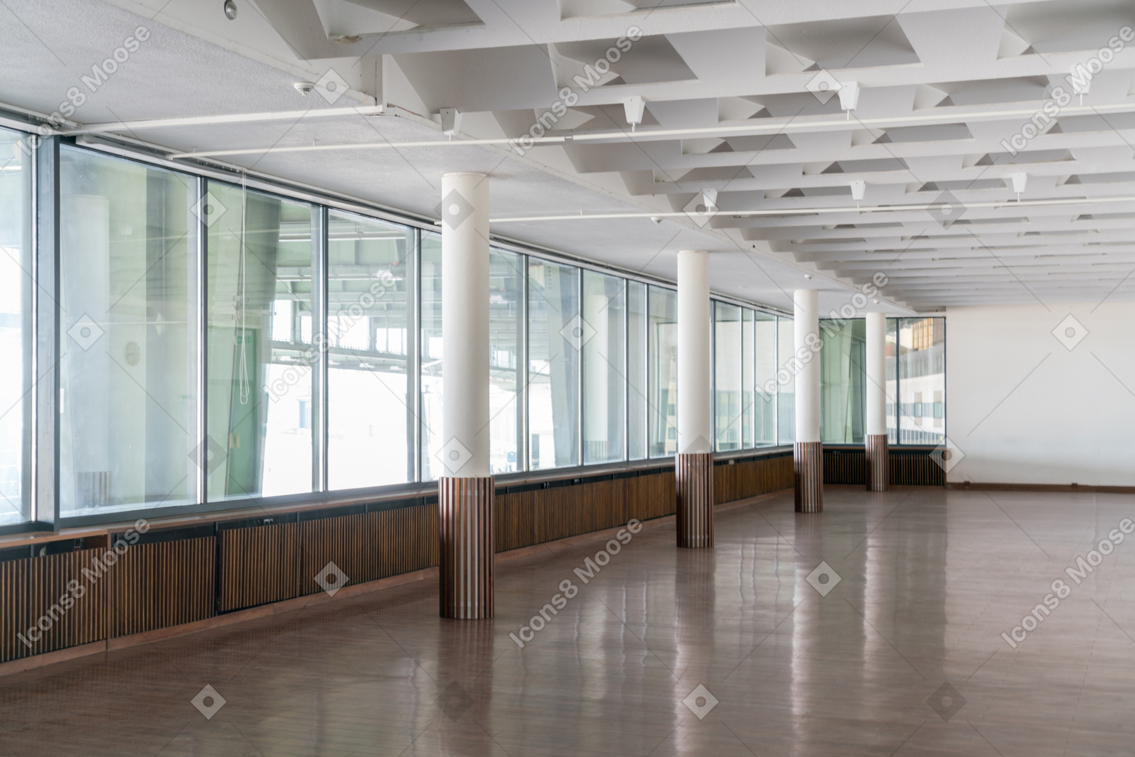 Salão espaçoso moderno com piso de madeira escura