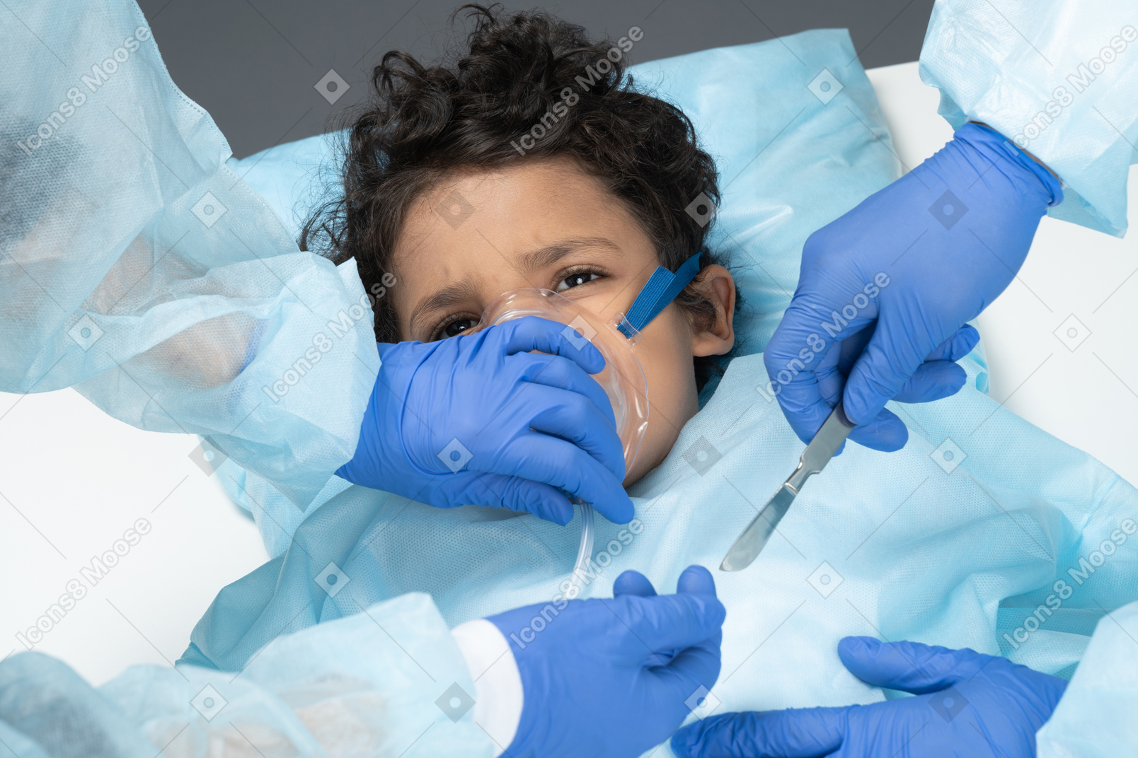 Cirujano que opera en niño