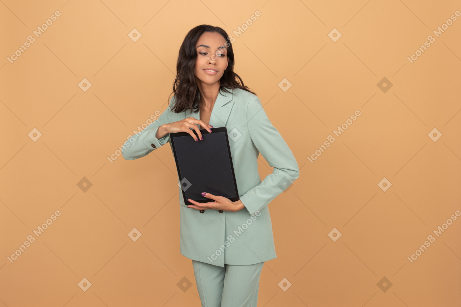 Mujer joven atractiva que sostiene una tableta digital