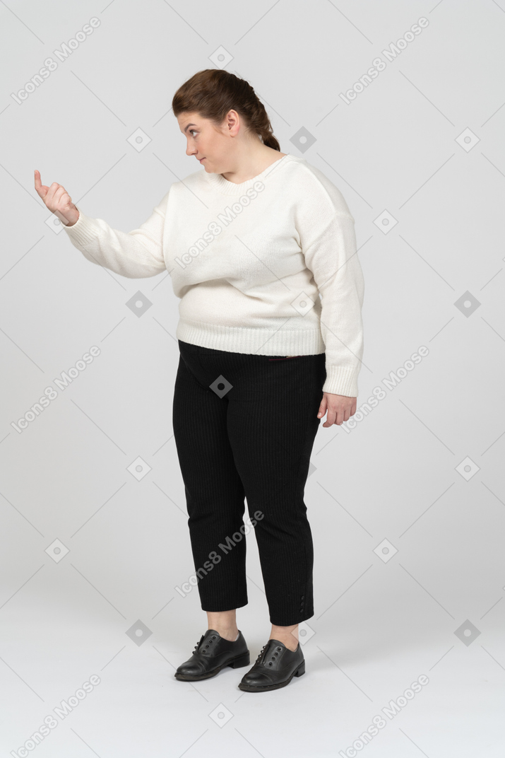 Mujer de talla grande en ropa casual gesticulando