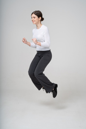 Femme en costume sautant