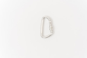 在白色背景的白色carabiner