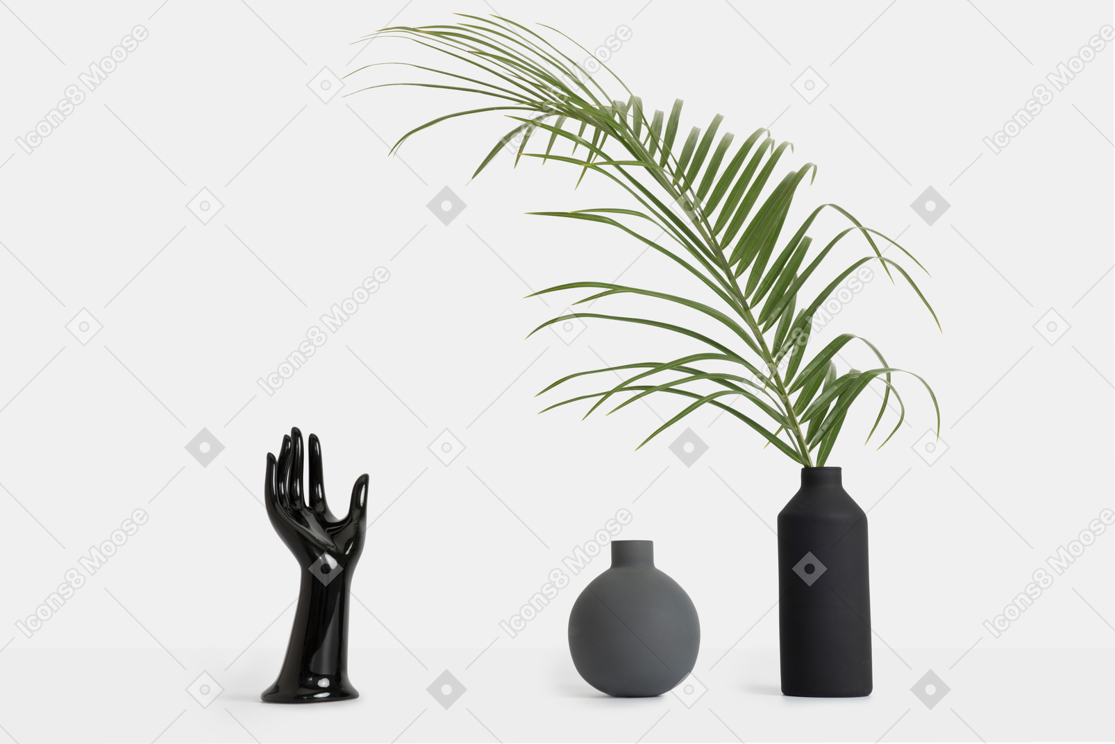 ヤシの枝と黒い花瓶