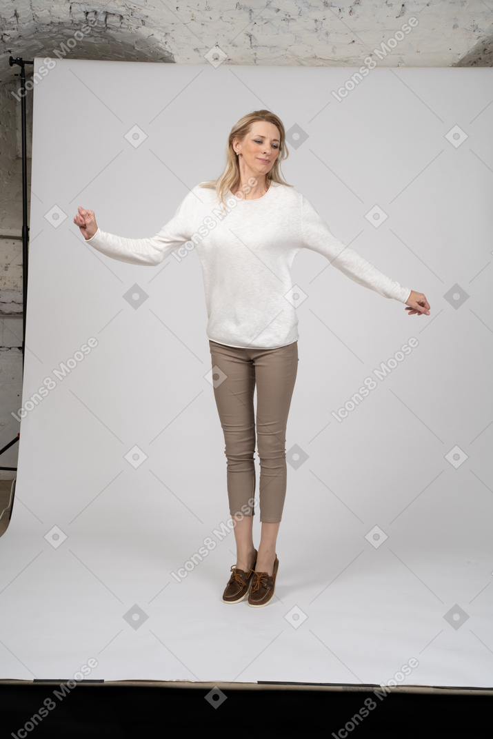 Mulher com roupas casuais pulando