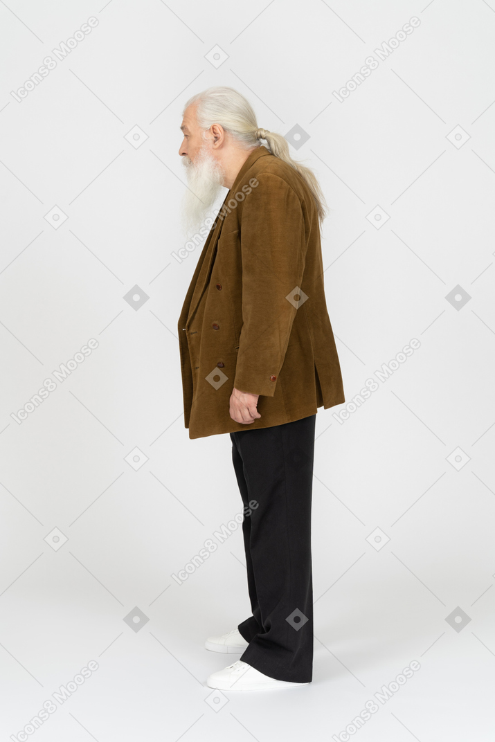 Seitenansicht eines alten mannes, der seinen kopf nach vorne drückt