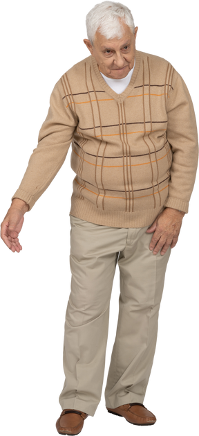 歓迎のジェスチャーを作るカジュアルな服装で幸せな老人の正面図