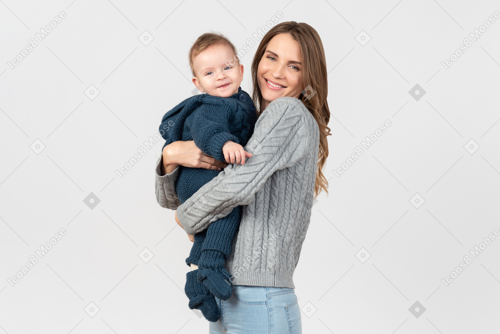 Joven madre sosteniendo y abrazando a su pequeño hijo
