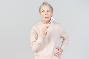 Anciana con rodillo de masaje facial