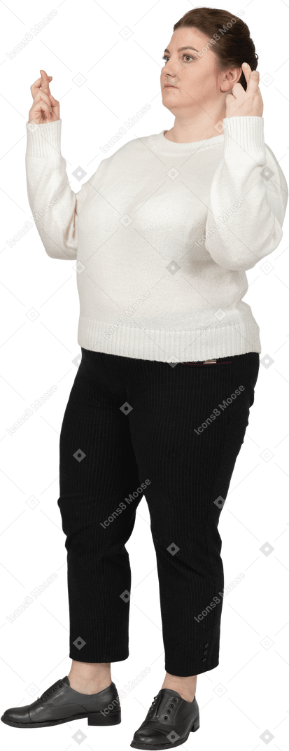 Vista laterale di una donna grassoccia in abiti casual che incrociano le dita