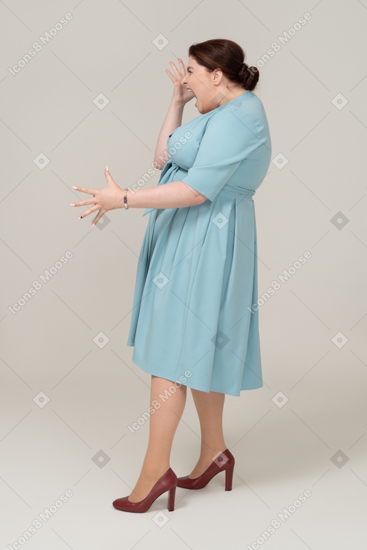 青いドレスの幸せな女性