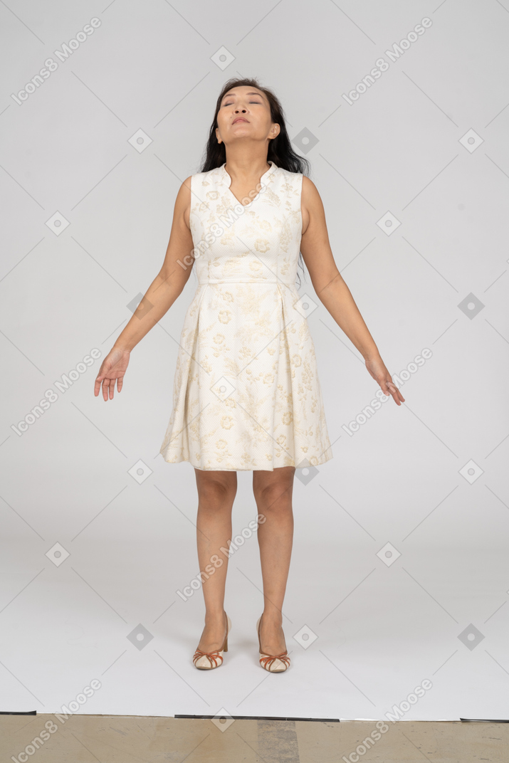 Женщина в красивом платье позирует