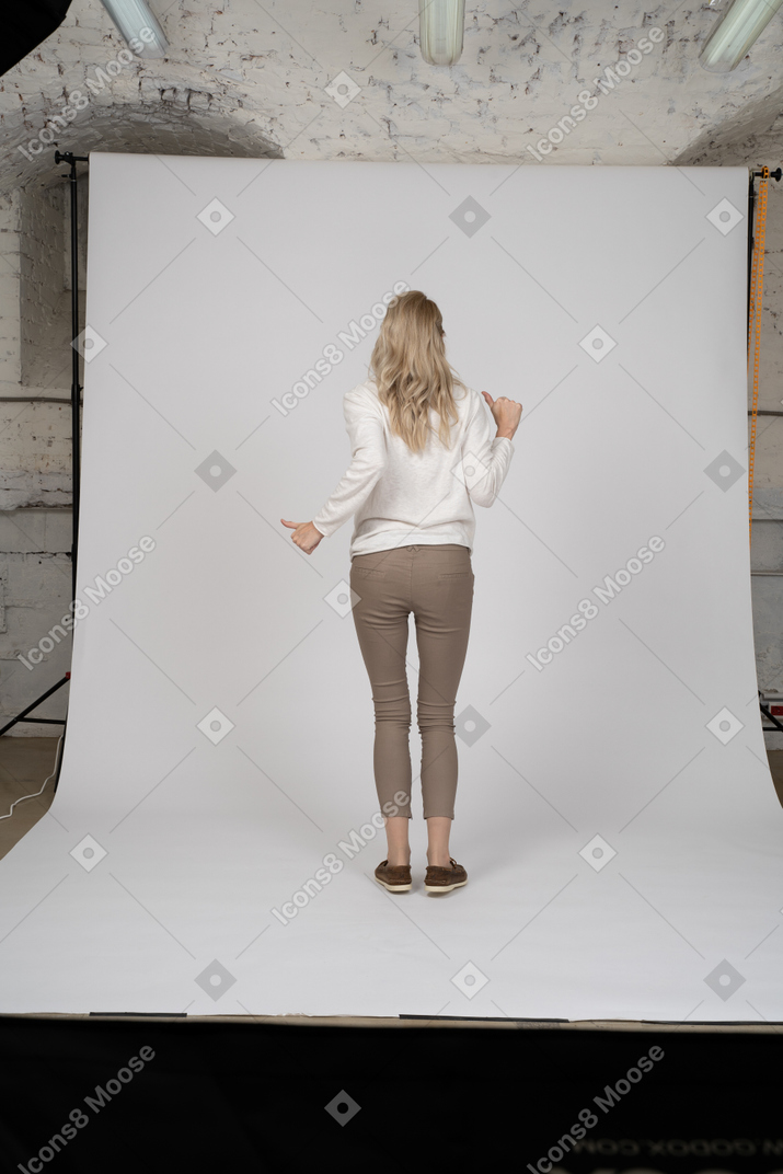 Femme en vêtements décontractés posant