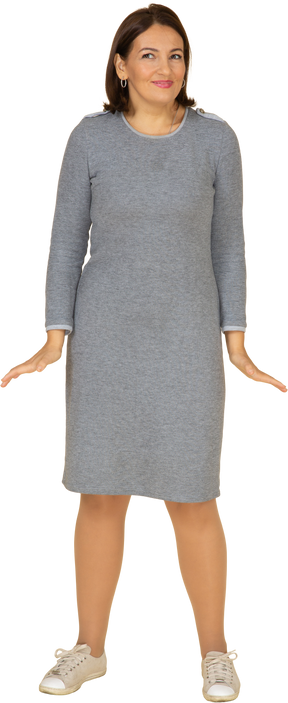 Vista frontale di una donna felice in abito grigio