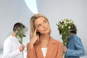 Hommes apportant des bouquets à une femme