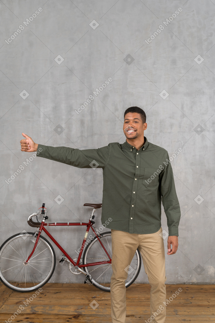 ヒッチハイクをしている笑顔の男性の正面図