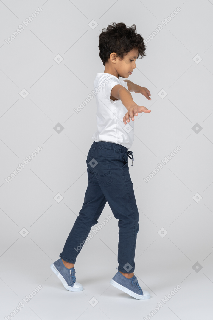 Un niño caminando sobre los dedos de los pies