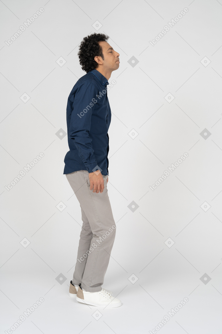Homme dans des vêtements décontractés, debout dans le profil