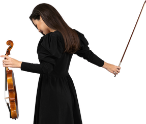 활을 만드는 검은 드레스에 여성 바이올린 플레이어의 3/4 후면보기