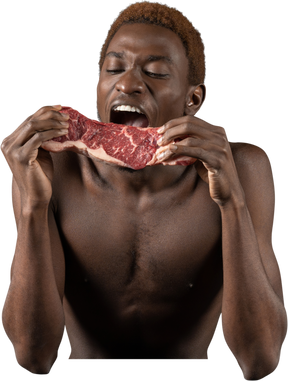 肉のスライスをかむ若いアフロ男の正面図