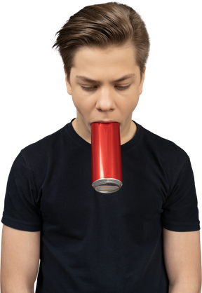 Close-up de um homem segurando uma lata vermelha na boca