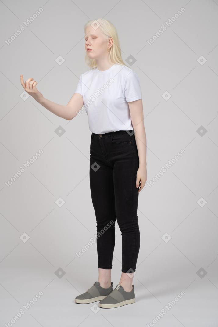 Vista di tre quarti di una giovane donna che fa un gesto di cenno