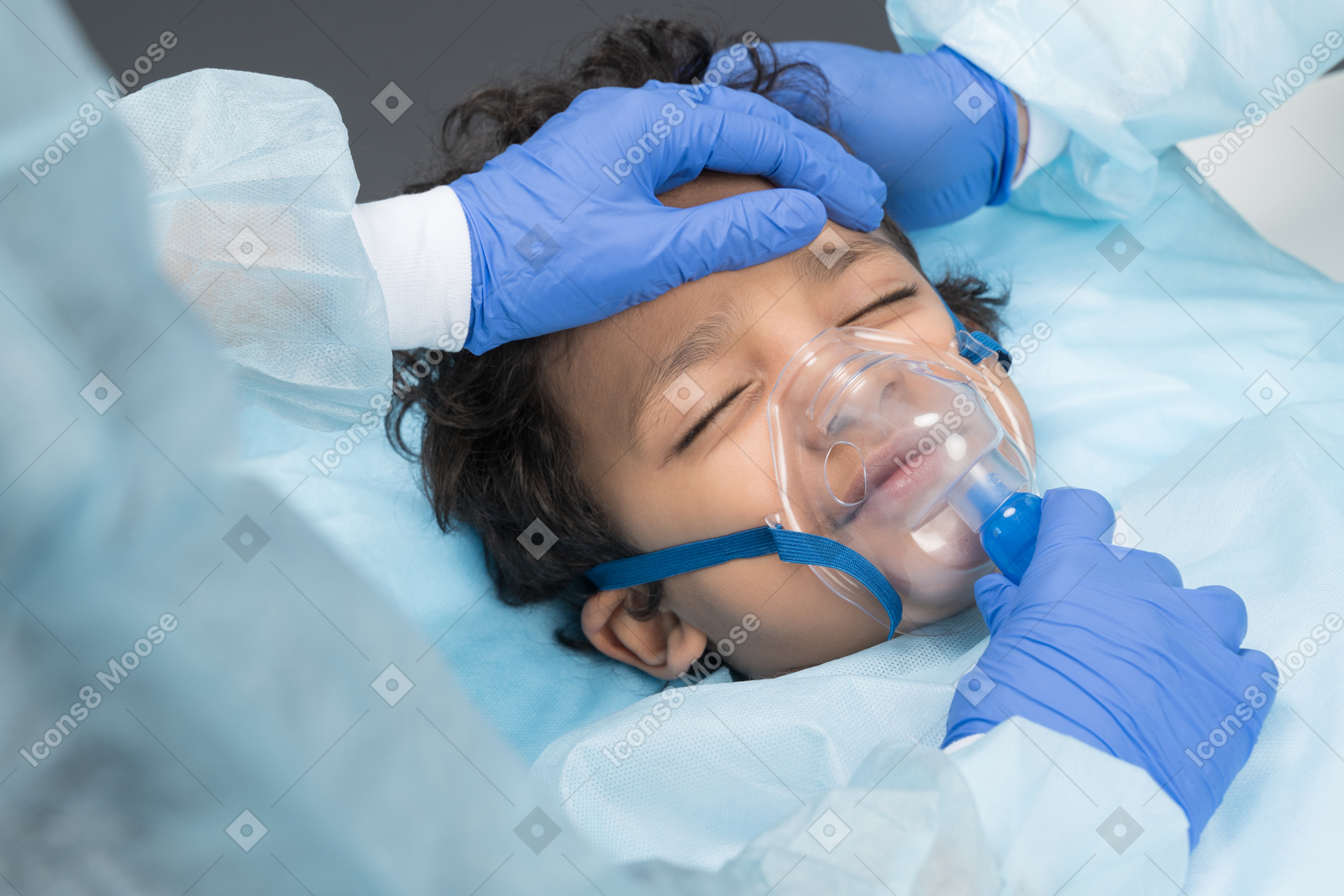 Enfant sur table d'opération