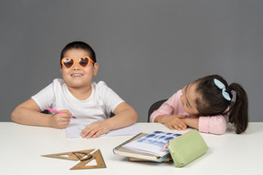 Niña riéndose de su hermano con gafas de sol