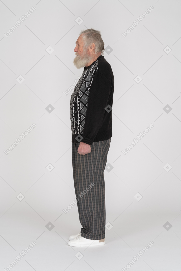 Vue latérale du vieil homme debout droit