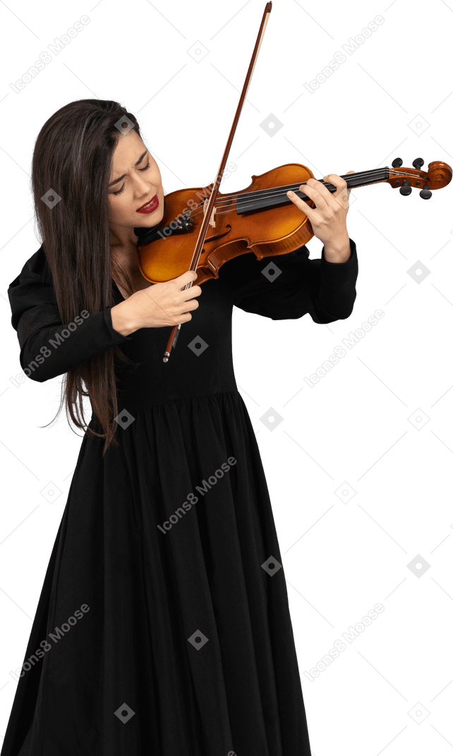 バイオリンを弾く黒いドレスを着た若い感情的な女性のクローズアップ