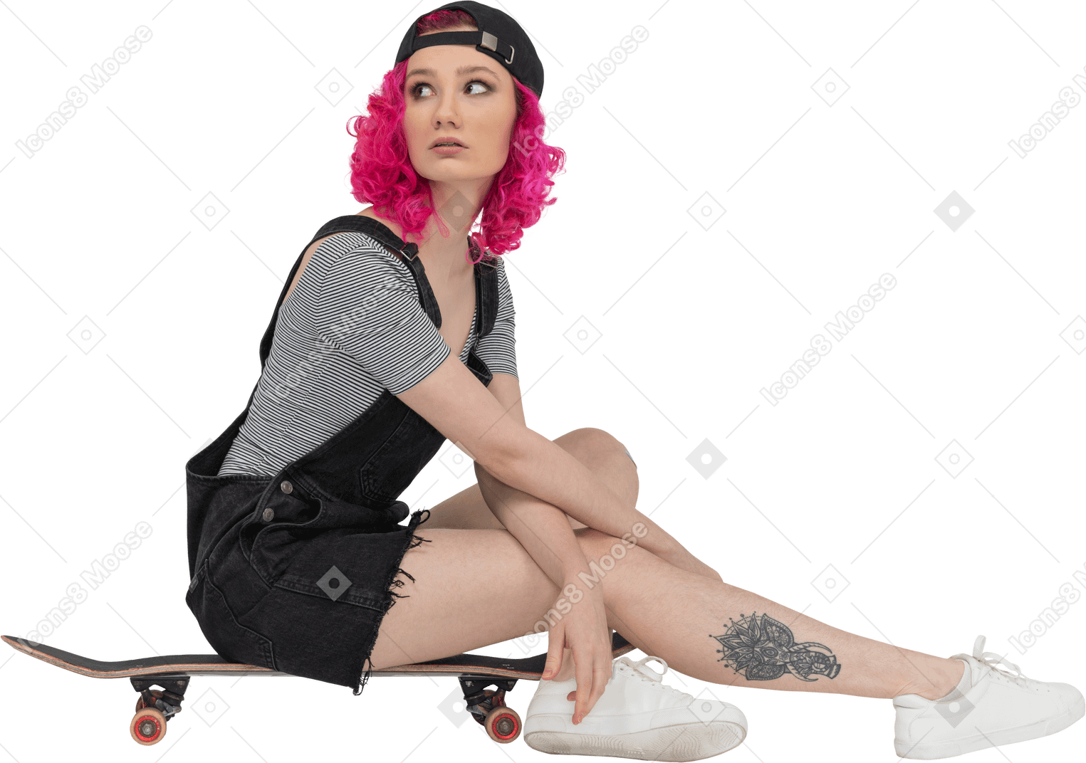 스케이트 보드에 앉아 분홍색 머리 소녀