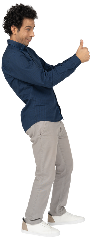 Vista lateral de um homem com roupas casuais mostrando os polegares para cima