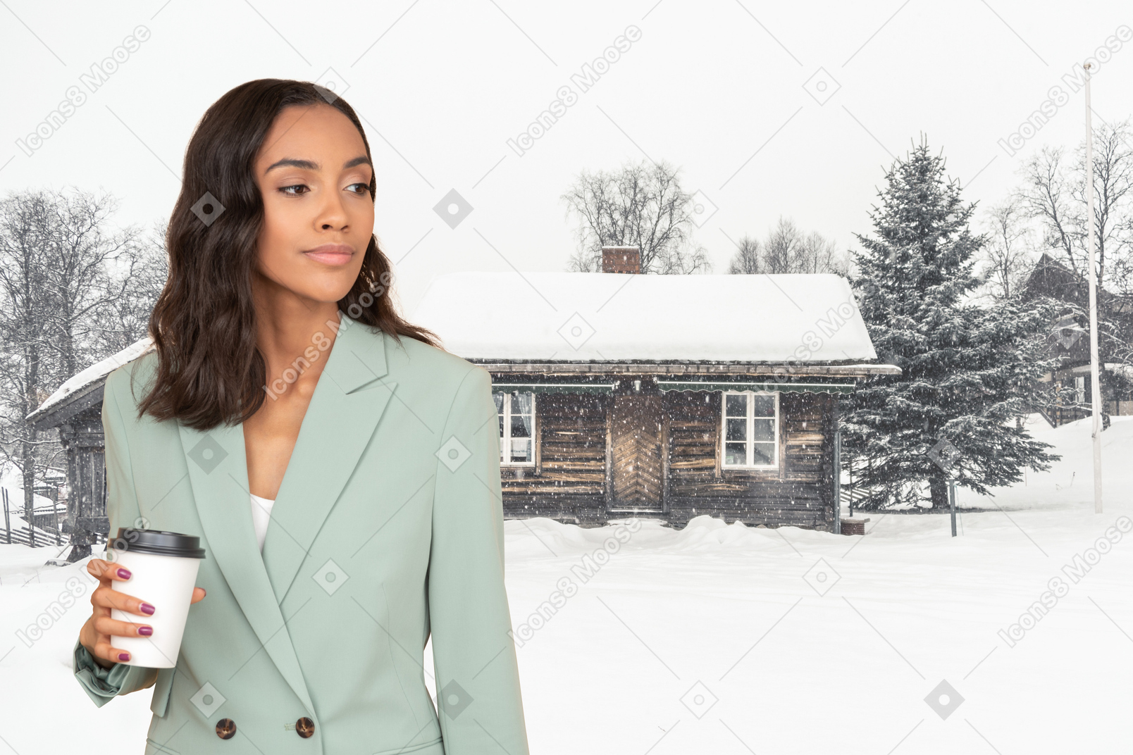 Mujer bonita con taza de café frente a la casa de invierno