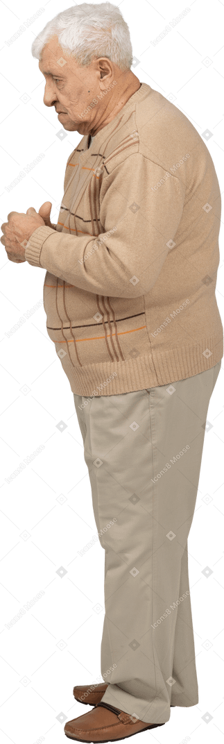 Vue latérale d'un vieil homme triste dans des vêtements décontractés