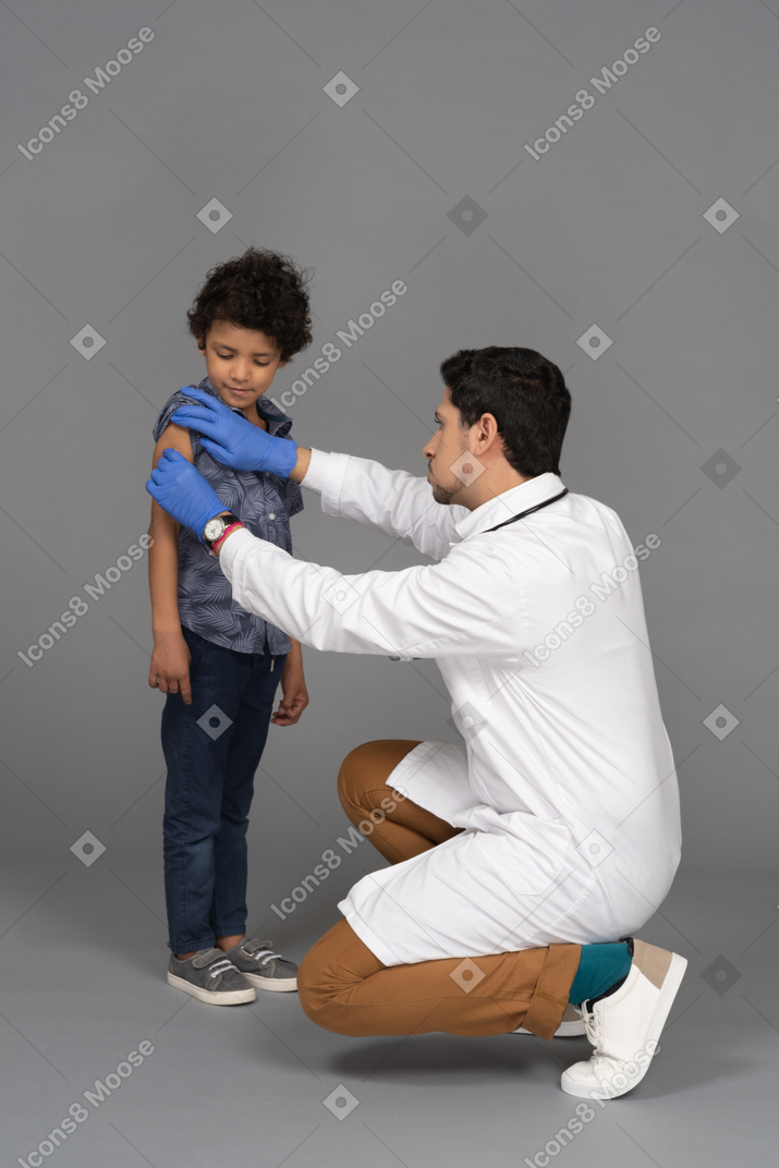 Kleiner junge hat eine impfung bekommen