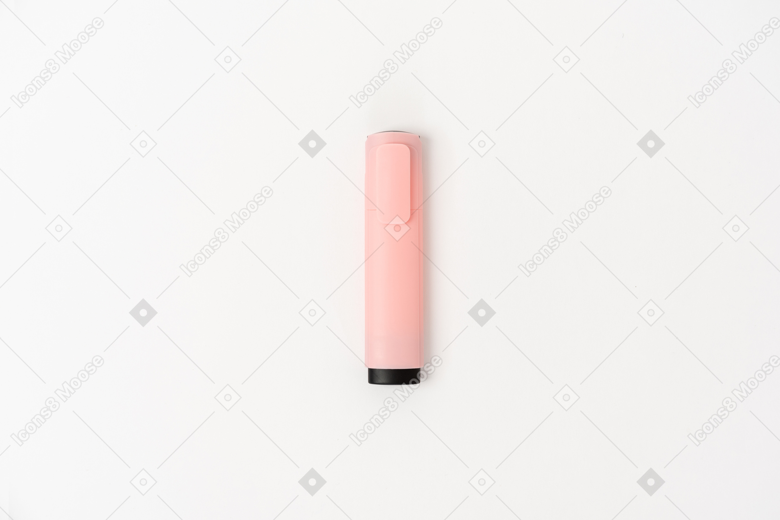 Penna colorata rosa su sfondo bianco