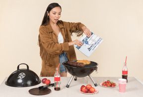 Jeune fille asiatique ayant des problèmes avec barbecue