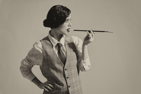 Portrait d'une femme élégante avec un porte-cigarette