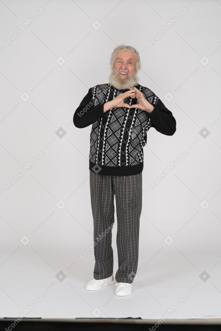 Anciano sonriendo y mostrando signos de amor