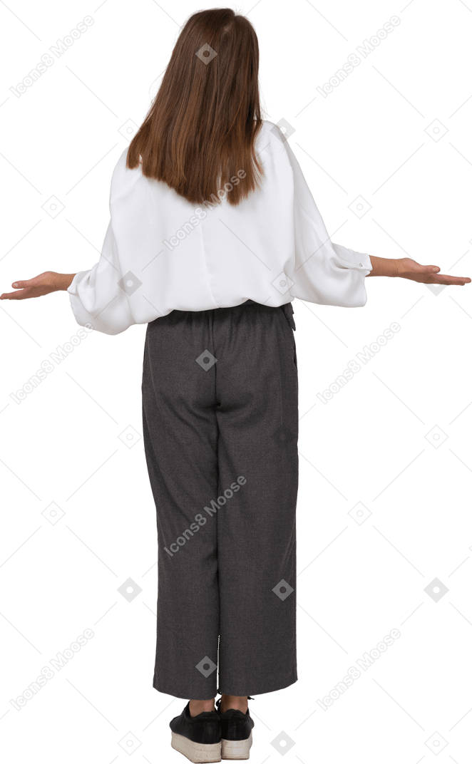 Vista posteriore di una giovane donna in abiti da ufficio che allarga le braccia