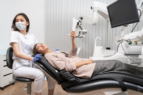 Pleine longueur d'une dentiste perturbée et son patient avec un miroir