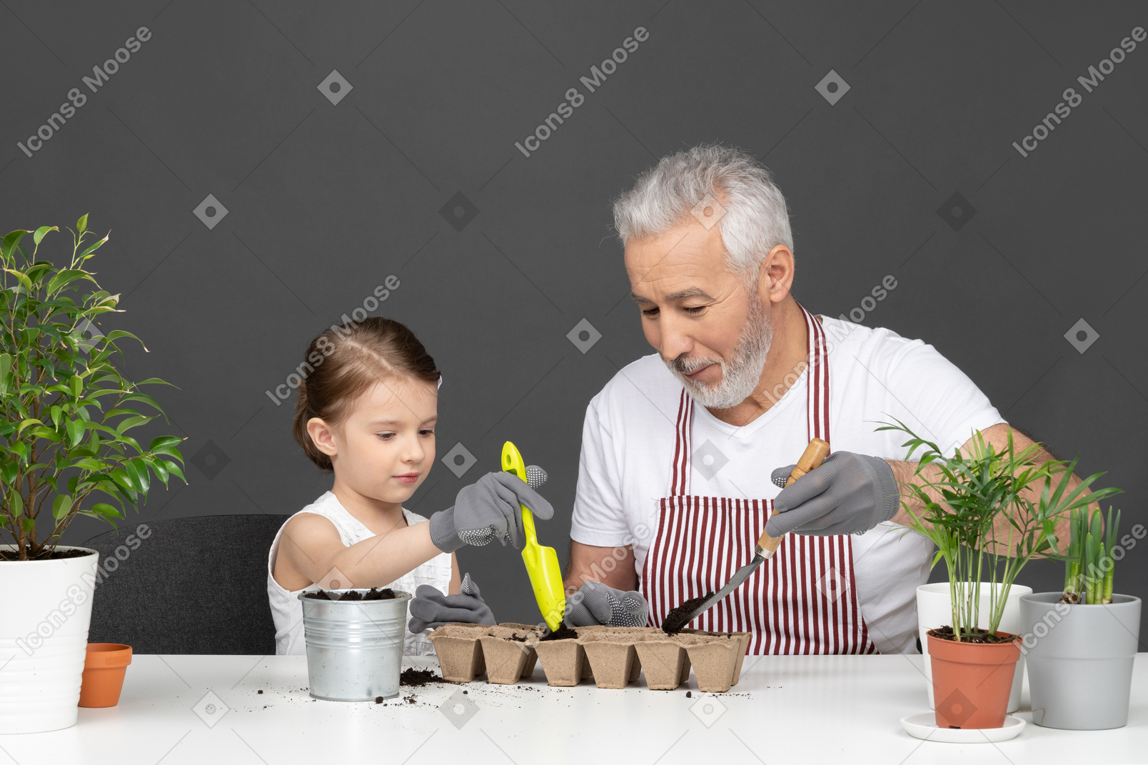 Menina e homem maduro de jardinagem